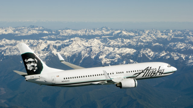 Avión de Alaska Airlines aterriza en calle de rodaje en Seattle