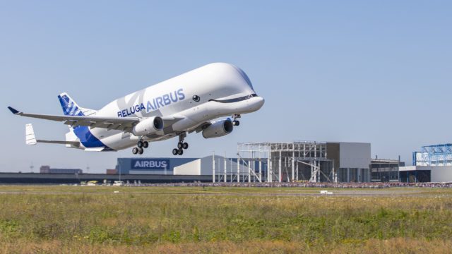 Nuevo BelugaXL de Airbus realiza primer vuelo