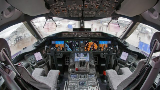 FAA emite boletín sobre el sistema de director de vuelo del piloto automático del Boeing 787