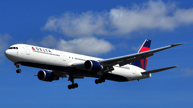 Equipos de Delta rompen récord de horas sin cancelaciones de vuelo