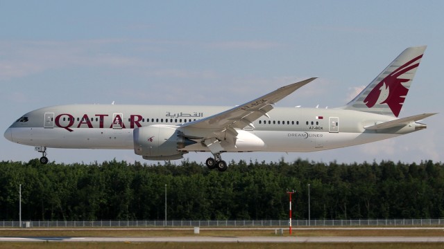 Boeing y Qatar Airways anuncian importante pedido de aeronaves.
