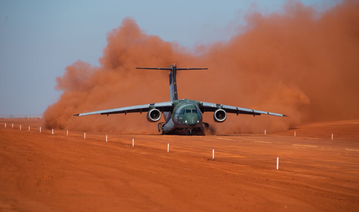Embraer comienza las pruebas del C-390 en una pista sin pavimentar
