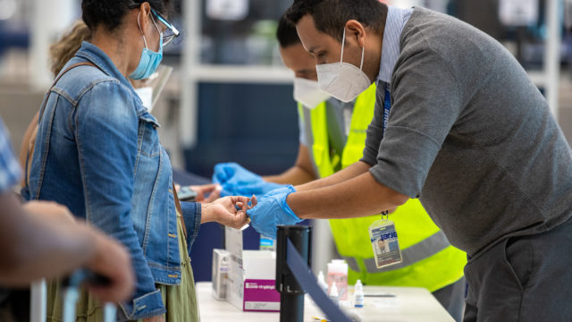 Estados Unidos podría eliminar requisito de vacunación para pasajeros