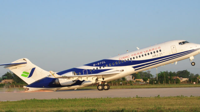 COMAC recibe autorización para producir en serie el ARJ21-700