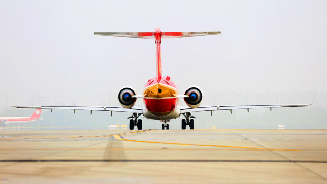 COMAC ARJ21 realiza su primer vuelo comercial