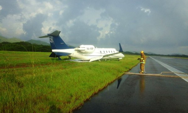 Despista Learjet 60 en Zihuatanejo