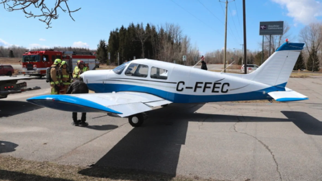 Piper Cherokee realiza aterrizaje de emergencia en carretera canadiense