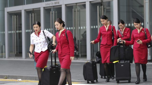 Sobrecargos de Cathay Pacific Airways aceptan tomar hasta año de licencia sin goce de sueldo