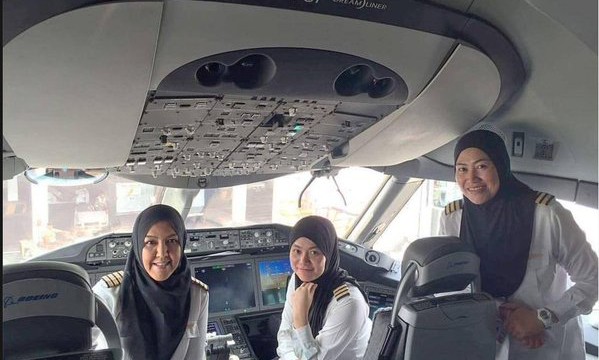 Tripulación 100% femenina aterriza un B787 en Arabia Saudita