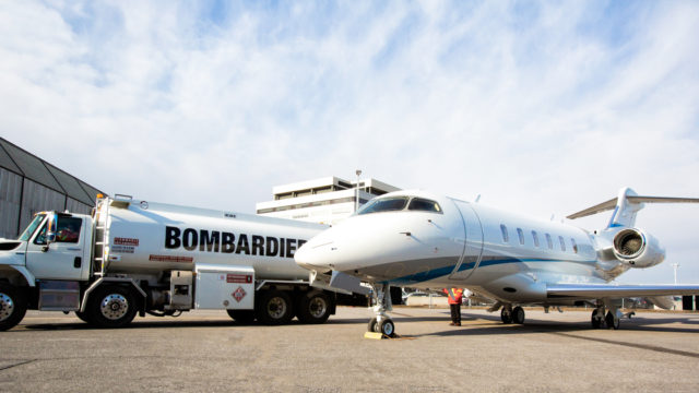 Bombardier entrega el primer avión cargado con combustible sustentable.