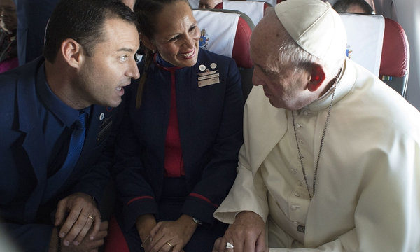 Papa Francisco oficia matrimonio de sobrecargos en pleno vuelo