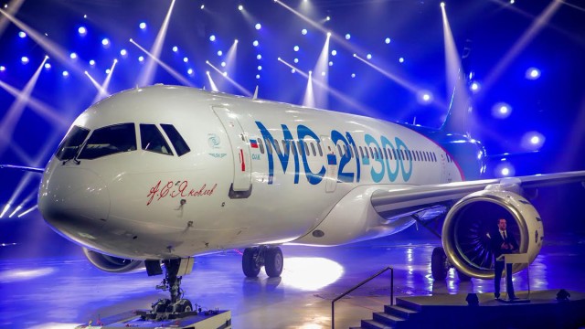 Irkut presenta su nuevo avión MC-21
