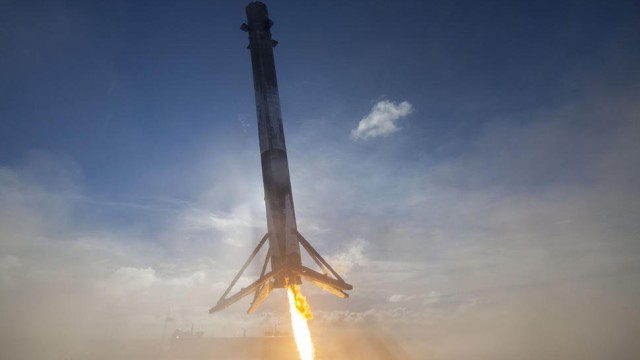 SpaceX falla en hacer aterrizar la primera sección de su cohete en el mar