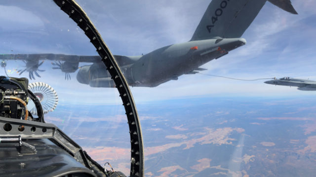 El A400M reposta seis cazas F-18 en un solo vuelo