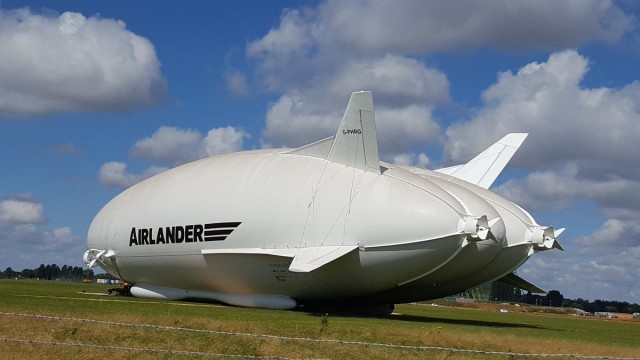 El Airlander 10 sale por primera vez del hangar