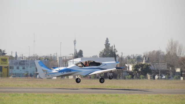 Despegó el IA-100, primer avión que fabrica Argentina en dos décadas