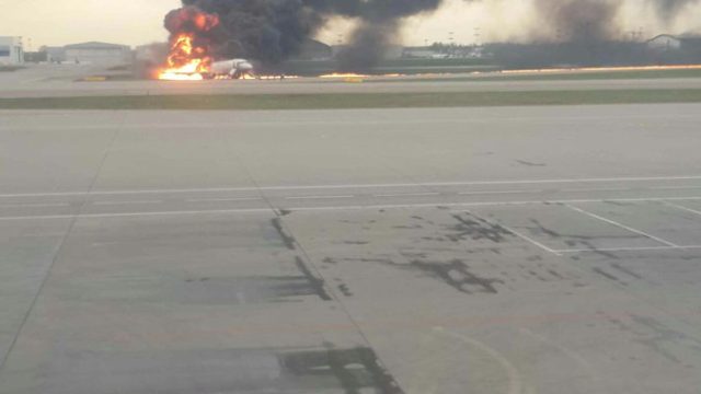 Se incendia SSJ100 de Aeroflot en Moscú