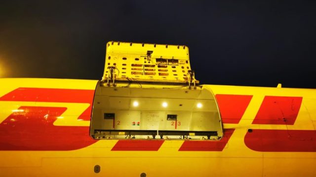 Aterriza de emergencia Boeing 757-200F de DHL al abrirse la puerta principal de carga en vuelo