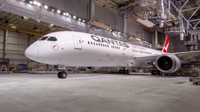 Primer B787-9 de Qantas sale de hangar de pintura