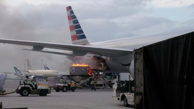 Incendio en compartimiento de carga de B777 de American