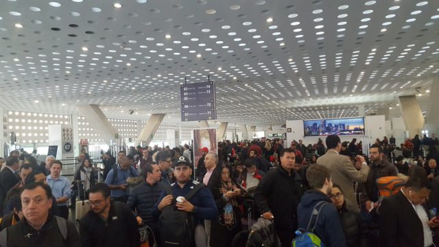 Protesta de pilotos de Aeroméxico provoca demoras