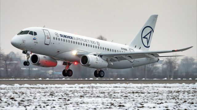 Sukhoi Superjet 100 dañado en aterrizaje tras vuelo de prueba