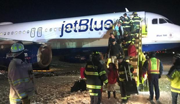 A320 de JetBlue se sale de calle de rodaje en Boston