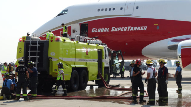 Avión Global Super Tanker ayuda a Chile a combatir graves incendios forestales