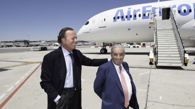 Air Europa bautiza su segundo Dreamliner con el nombre de Julio Iglesias