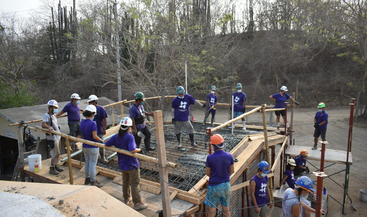 Volaris, Airlink y All Hands and Hearts transportan voluntarios para reconstrucción de escuelas en Oaxaca