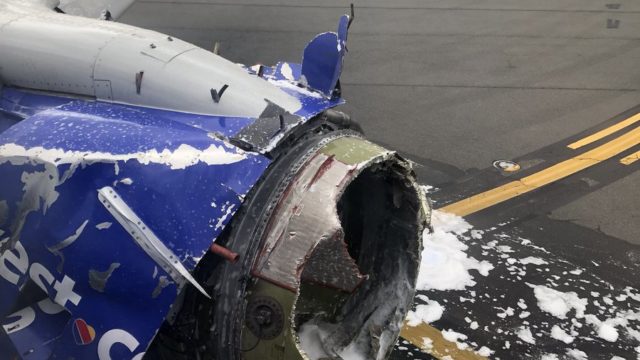 B737 de Southwest aterriza de emergencia tras daños severos en motor