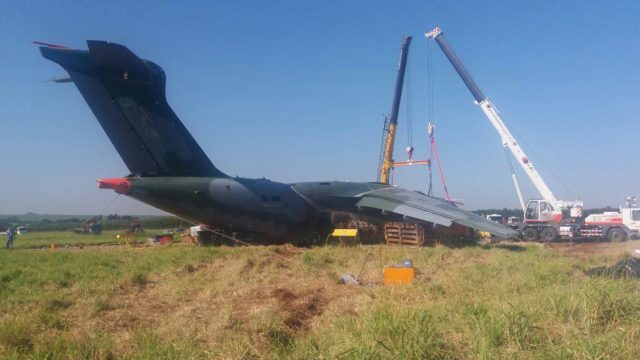 Prototipo de KC-390 dañado tras excursión de pista