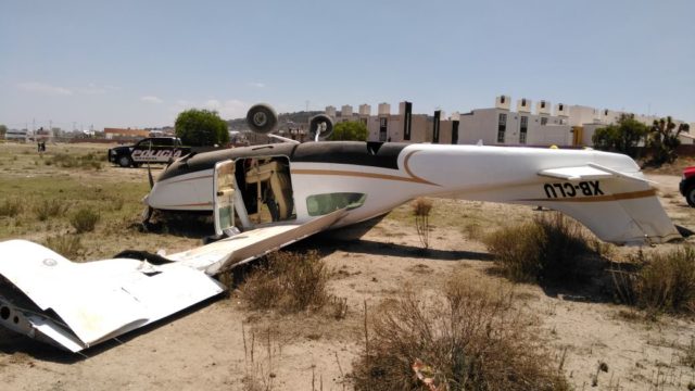 Cessna 210 aterriza de emergencia en Pachuca