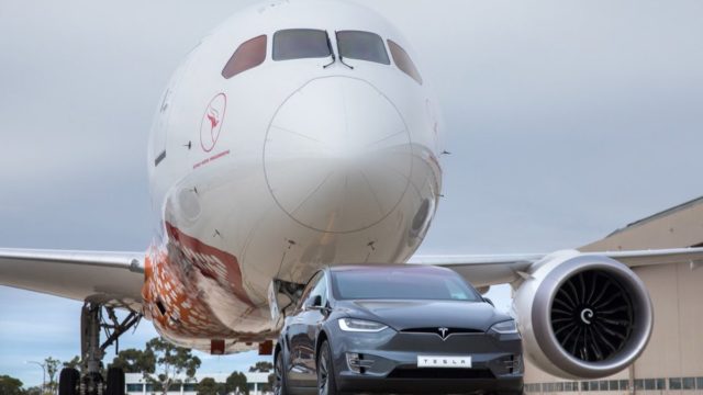 Vídeo: Tesla rompe récord al remolcar B787-9 de Qantas