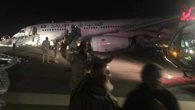 A330 de Saudia aterriza sin tren de aterrizaje de nariz