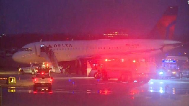 Avión de Delta Airlines se desliza fuera de calle de rodaje