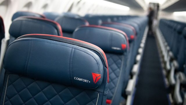 Delta Air Lines bloqueará asientos centrales en cabina hasta abril