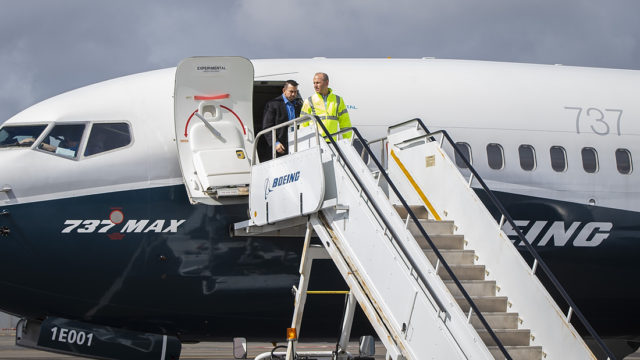 CEO de Boeing se une a los pilotos de prueba de 737 MAX 7