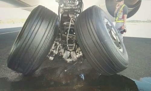 B777 de Korean sufre daños en tren de aterrizaje durante rodaje