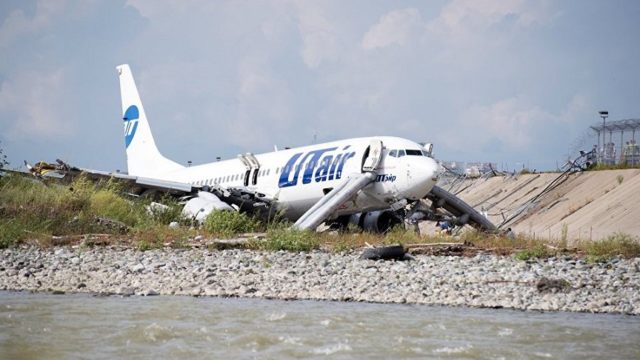 737-800 de UTAir sufre excursión de pista en Sochi
