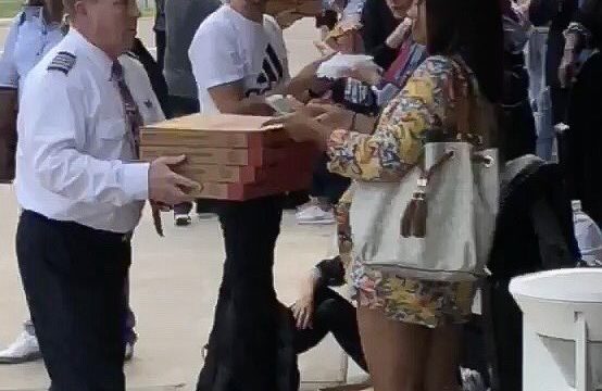 Piloto de American ordena 40 pizzas para pasajeros tras cancelación de vuelo