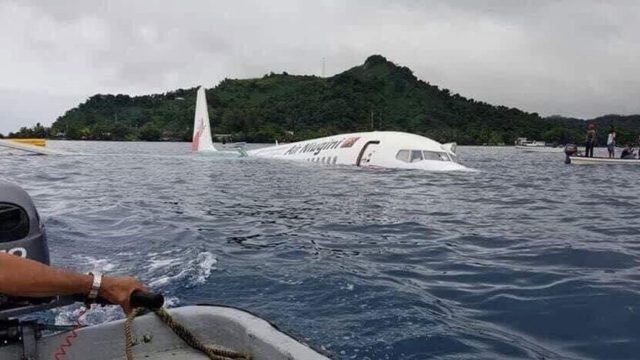 Boeing 737 de Air Niugini acuatiza antes de llegar a la pista