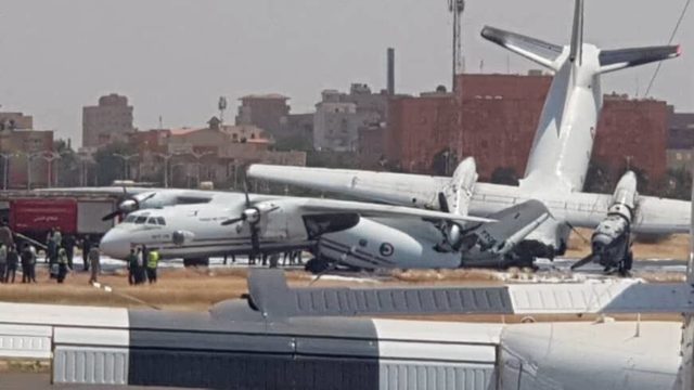 Dos Antonov de la Fuerza Aérea de Sudan chocan en la pista