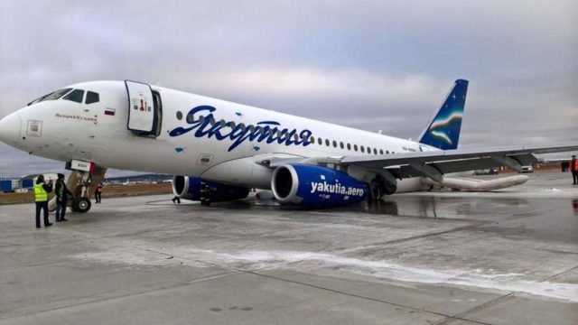 Sukhoi Superjet 100 de Yakutia Airlines sufre daños tras excursión de pista en Rusia