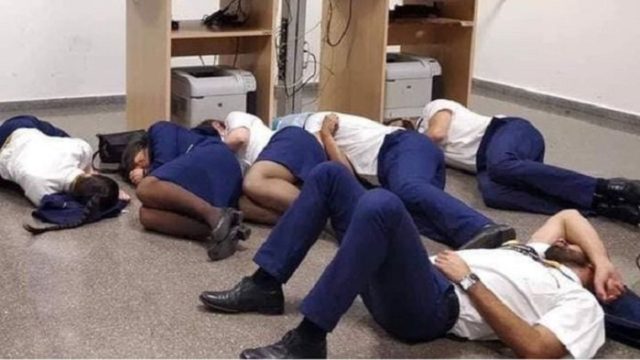 Ryanair despide a empleados por una “foto falsa” durmiendo en el suelo