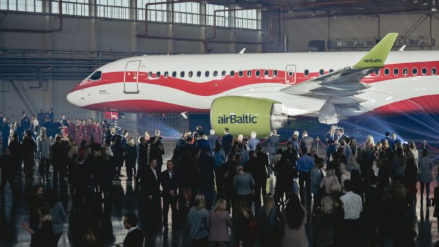 airBaltic presenta imagen especial en A220 por Centenario de Letonia