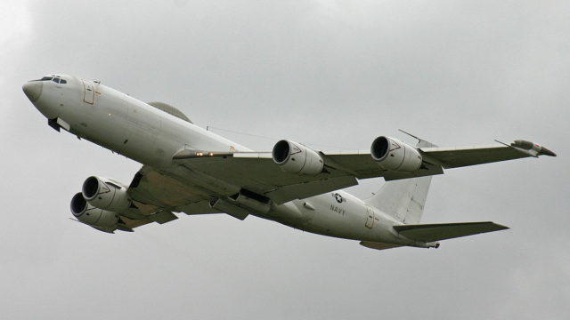 Aviones E-6B Mercury despegan al mismo tiempo que el presidente Donald Trump da positivo a COVID-19