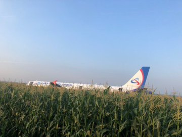 Vídeo: A321 de Ural Airlines aterriza de emergencia en campo de cultivo