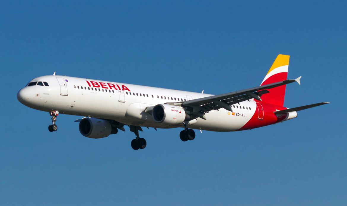 Iberia logra reubicar pasajeros tras impacto por huelgas