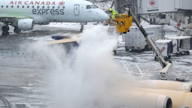 Miles de vuelos cancelados debido a tormenta de nieve en Estados Unidos